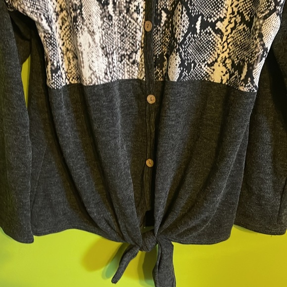 First Love Gray, Cream & Black Top With Snakeskin Print Size L - Picture 3 of 5